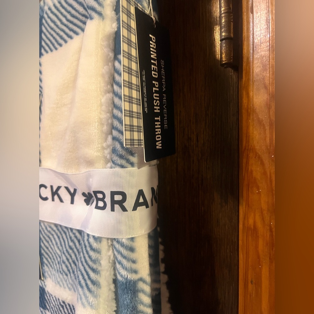 NWT Lucky Brand Palmdale White with Light Blue Plaid 50"x70" Microfiber Throw - Picture 4 of 7